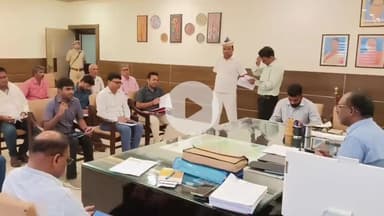 महाराजगंज: महराजगंज डीएम कार्यालय पर डीएम ने खाद वितरण की समीक्षा की, कालाबाजारी पर सख्त कार्रवाई के दिए निर्देश