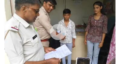 रौन: मछंड चौकी प्रभारी ने नशा मुक्ति के लिए चलाया जागरूकता अभियान, नशे पर निबंध लेखन भी करवाया