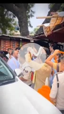 दिघवारा: धर्म यात्रा में सायन कुणाल आमी स्थित अंबिका भवानी मंदिर में दर्शन करने पहुंचे, पुजारियों ने किया मंत्रोच्चार