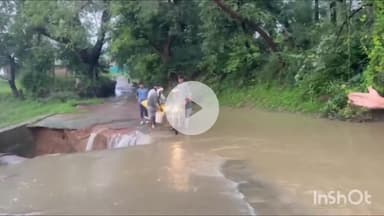 गुना: कुशालपुर गांव में मुख्य सड़क की पुलिया तेज बहाव में टूटी, लोग जान जोखिम में डालकर निकलने को मजबूर