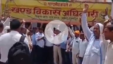 सहजनवा: खंड विकास अधिकारी सहजनवा के समर्थन में ब्लॉक कर्मचारियों और ग्राम प्रधानों ने कार्य का बहिष्कार कर किया प्रदर्शन