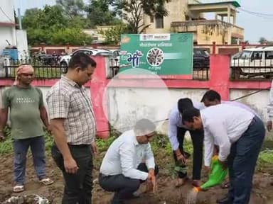 टीकमगढ़: सागर संभागायुक्त ने 'एक पेड़ मां के नाम' अभियान के तहत कलेक्ट्रेट कार्यालय में किया पौधरोपण