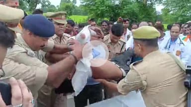 #ललितपुर #जिलाधिकारी व #पुलिस_अधीक्षक ने दिखाई मानवता #घायलों को पहुचाया #अस्पताल