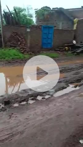 ग्राम पंचायत साजा में थोड़ी सी ही बारिश में सड़क में पानी भर गया आने जाने में हो रही हैदिक्कत अधिकारीयों का कोई ध्यान दे