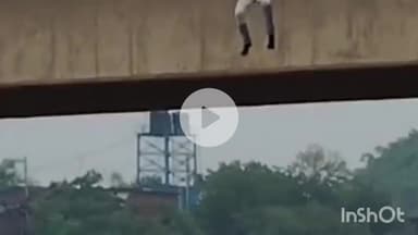 जमुई: खैरमा उफंती नदी में खतरनाक स्टंट: युवक ने 30 फीट ऊंचे पुल से लगाई छलांग, वीडियो हुआ वायरल