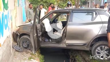 हरदोई: कंपनी गार्डन के पास तेज रफ्तार स्विफ्ट कार ई-रिक्शा और बाइक को टक्कर मारते हुए नाले में घुसी, कार चालक फरार