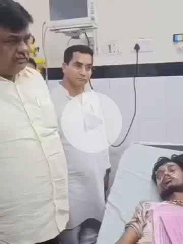 अलवर: बिचगांव में कावड़ यात्रा हादसे के बाद वन राज्य मंत्री संजय शर्मा ने ज़िला अस्पताल पहुंचकर घायलों से की मुलाकात