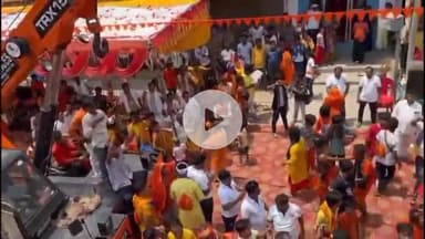 उतरौला: सादुल्लाह नगर में अयोध्या धाम की सरयू नदी से जल लाकर जलाभिषेक करने आ रहे कांवड़ियों पर की गई पुष्प वर्षा