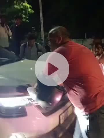 अलवर: अलवर में एसपी निवास के समीप निर्माणधीन नाले में गिरी कार, बड़ा हादसा टल गया