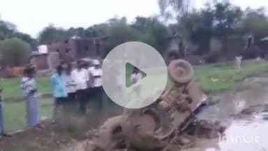 ब्यौहारी: पपौंध नगर: खेत जुताई में ट्रैक्टर पलटने से इंजन के नीचे दबकर चालक घायल