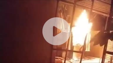 लाडपुरा: शहर के श्रीनाथपुरम स्टेडियम के निकट देर रात ट्रांसफार्मर में लगी भीषण आग, दमकलों ने पाया काबू