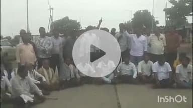 हिंगणघाट: शेतकऱ्यांच्या संपूर्ण कर्जमाफीसाठी प्रहारचे धोत्रा येथे चक्काजाम आंदोलन: पोलिसांनी आंदोलकांना घेतले ताब्यात