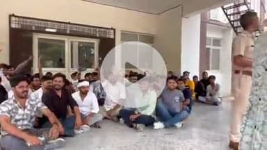 लाडपुरा: राजकीय महाविद्यालय के छात्रों ने हॉस्टल का बिजली कनेक्शन कटने पर हल्ला बोल प्रदर्शन किया, की नारेबाज़ी