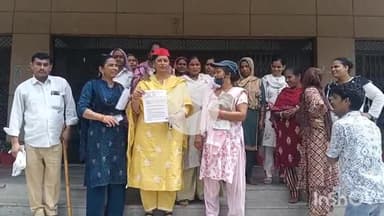 बागपत: यूपी में प्राथमिक विद्यालयों के मर्ज के विरोध में सपा महिला मोर्चा की पदाधिकारियों और कार्यकर्ताओं ने प्रदर्शन किया