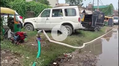 मोहनिया: पब्लिक एप की खबर का असर बरकतनगर से जलजमाव की निकासी का कार्य जारी,नगर पंचायत ने लगाए कई ट्यूबवेल,हुआ था सड़क जाम