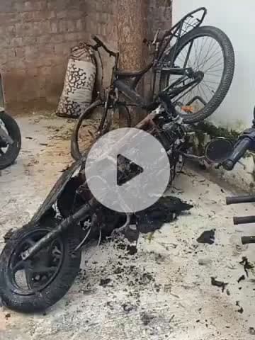 अलवर: रामानंद नगर में चार्जिंग में लगी इलेक्ट्रिक स्कूटी में आग लगने से घर में खड़ी दूसरी बाइक, स्कूटी व साइकिल भी जल गई