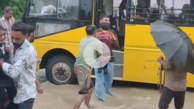 बीना: ग्राम देहरी की पुलिया में फंसी बच्चों से भरी स्कूल बस, ग्रामीणों ने बच्चों को निकाला सुरक्षित