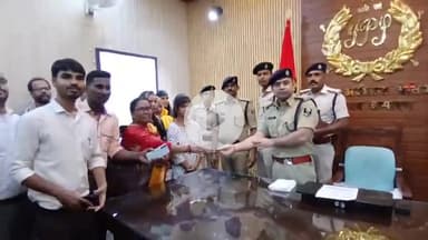 बेतिया: ऑपरेशन मुस्कान के तहत बेतिया पुलिस ने 40 मोबाइल किए बरामद, असली मालिकों को किए गए सुपुर्द