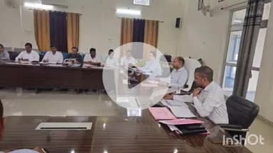 बलरामपुर: जिला निर्वाचन अधिकारी की अध्यक्षता में त्रिस्तरीय पंचायतों की निर्वाचक नियमावली के वृहद पुनरीक्षण के संबंध में हुई बैठक