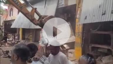 फिरोज़ाबाद: आशफावाद चौराहे के पास सिटी मजिस्ट्रेट के नेतृत्व में अतिक्रमण पर बुलडोजर की कार्रवाई हुई