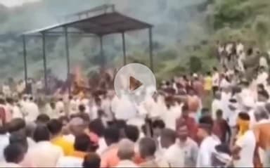 ग्वालियर गिर्द: ग्वालियर में एक साथ जली चार चिताएं, पूरे गांव के लोगों की आंखों में आए आंसू