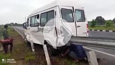 बैतूल: दनोरा गांव में रॉन्ग साइड से आ रहे बाइक सवारों को बचाने में ट्रैवलर चालक हुआ दुर्घटना का शिकार, रेलिंग हुई आर-पार