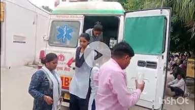 हरदोई: जिला अस्पताल में भर्ती पिहानी के नवोदय विद्यालय की छात्राओं का जिलाधिकारी ने जाना हाल