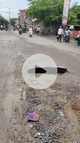 जौनपुर: जोगियापुर पुल के नीचे सड़क बार-बार धंसने से लोग परेशान