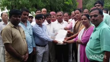 महाराजगंज: मानदेय वृद्धि को लेकर शिक्षा मित्रों ने कलेक्ट्रेट परिसर में डीएम को सौंपा ज्ञापन