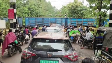 जगदलपुर: रेलवे क्रॉसिंग पर आधे घंटे तक खड़ी रही मालगाड़ी, जाम में फंसे राहगीर, ओवरब्रिज की मांग पूरी न होने से लोगों में नाराजगी