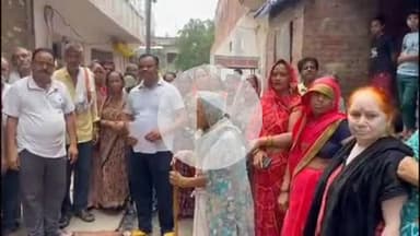 फिरोज़ाबाद: DAV कॉलेज के पास तिलक नगर इलाके में लगाए जा रहे मोबाइल टॉवर का स्थानीय लोगों ने किया विरोध