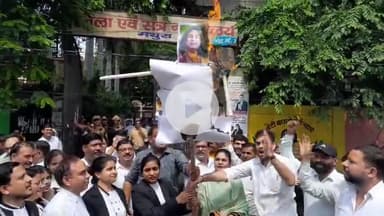 मथुरा: महिलाओं के चरित्र पर की गई टिप्पणी के विरोध में मथुरा में अधिवक्ताओं ने कथावाचक अनिरुद्धाचार्य का फूंका पुतला