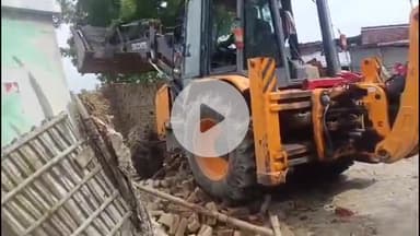 कसिया: अमवा श्री दुबे में सरकारी जमीन पर हुए अवैध अतिक्रमण पर प्रशासन ने चलाया बुलडोजर, चार लोगों ने किया था कब्जा