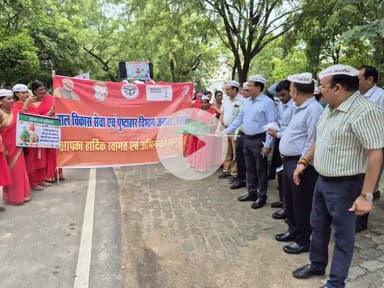 उरई: उरई कलेक्ट्रेट परिसर से जिलाधिकारी ने विशाल सम्भव अभियान जागरूकता रैली को हरी झंडी दिखाई