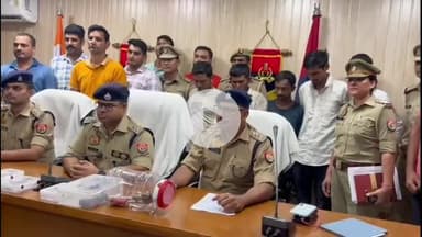 अमरोहा: रजबपुर थाना पुलिस ने चार शातिर चोरों को किया गिरफ्तार, बरामद हुए 4 लाख के जेवर और 1.40 लाख नकद
