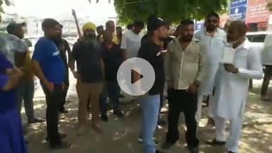 ਜਲੰਧਰ 1: ਜਲੰਧਰ ਦੇ ਗੜਾ ਰੋਡ ਪੇਮਸ ਹਸਪਤਾਲ ਦੇ ਬਾਹਰ ਰੈਪੀਡੋ ਓਲਾ ਉਬਰ ਇੰਡੇਡ ਟੈਕਸੀ ਡਰਾਈਵਰਾਂ ਨੇ ਕੀਤੀ ਹੜਤਾਲ