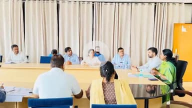 खूंटी: समाहरणालय सभागार में जल स्वच्छता को लेकर डीसी ने स्वच्छता और प्लास्टिक मुक्त पंचायत पर काम करने के निर्देश दिए