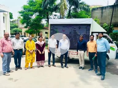 उरई: विकास भवन से अधिकारियों ने कौशल विकास योजना के बारे में जागरूकता के लिए एल ई डी वैन को हरी झंडी दिखाकर रवाना किया