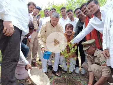 कालपी: नागरिक सुरक्षा व होमगार्ड मंत्री धर्मवीर प्रजापति ने अदलसराय इलाके में उच्चतर माध्यमिक विद्यालय में पौधरोपण किया