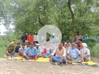 लंभुआ: चांदा क्षेत्र के छापर गांव में ट्रांसफार्मर की क्षमता में हेरफेर का आरोप, ग्रामीणों ने किया विरोध