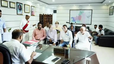 कोडरमा: समाहरणालय में उपायुक्त के जनता दरबार में बिजली बिल वृद्धि, ज़मीन हड़पने समेत कई मामले आए सामने, जांच के निर्देश दिए