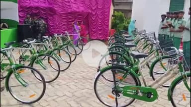 पीरटांड: बदडीहा स्कूल में साइकिल वितरण कार्यक्रम, मंत्री चमरा लिंडा व सुदिव्य कुमार ने दीप जलाकर किया शुभारंभ