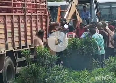 उरई: एट थाना के नेशनल हाईवे 27 पर रूट डायवर्जन के चलते डीसीएम और रोडवेज बस की भिड़ंत, मौके पर पहुंची पुलिस