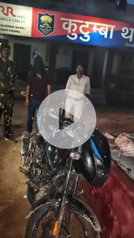 कुटुंबा: महला सलहा पोखर के समीप 25 लीटर महुआ चुलाई शराब के साथ धंधेबाज गिरफ्तार, शराब लदी बाइक भी पुलिस ने की जब्त