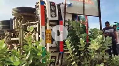 दरभंगा: दरभंगा के NH 27 बुचामन के पास मुजफ्फरपुर से आसाम लेकर जा रही मुर्गी दाना से लदा हुआ ट्रक बस को बचाने के चक्कर में पलटा