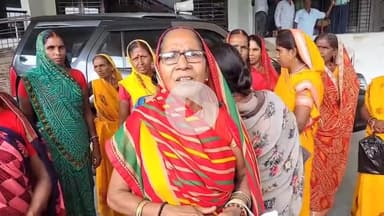 कोडरमा: गुमो: राशन कार्डधारियों का आरोप, डीलर अंगूठा लगवाकर राशन नहीं दे रहा, उपायुक्त से कार्रवाई की मांग