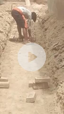 जौनपुर: नगर पंचायत कचगांव के माधोपट्टी वार्ड में मानक विहीन नाली निर्माण का फोटो हुआ वायरल