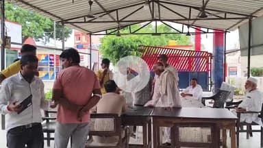 अमरोहा: गांव श्यामपुर में नशेड़ी युवक से ग्रामीण परेशान, युवक शराब पीकर झगड़ा करता है और झूठे मुकदमे में फंसाने का आरोप लगाता है