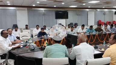 महाराजगंज: कलेक्ट्रेट में जिलाधिकारी ने नगर निकायों व डूडा कार्यों की की समीक्षा