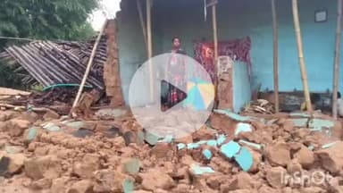 सिसई: पंडरिया पत्रा टोली में भारी बारिश से ग्रामीण का घर गिरा, पड़ोसी के घर में लिया आसरा